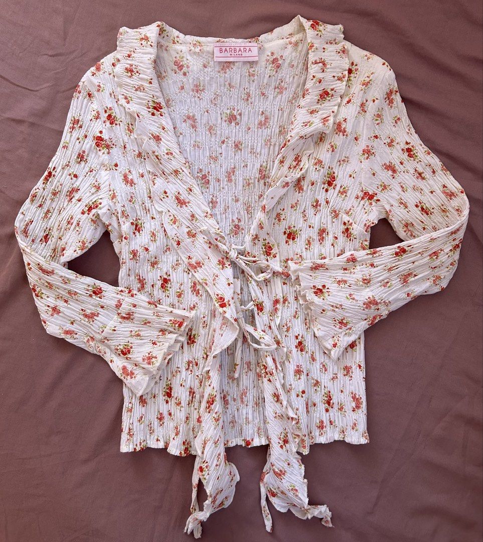 Vintage Longsleeve Floral Top (Category: Blouses) located in Pasay City. Submitted by jks.ells (Listing ID 1468549455, Image 1). Description: - SO PRETTYYYY !! - selling this just bcs i don’t think it suits me 🥹 .