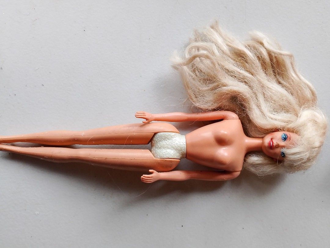 Vintage mattel barbie (Category: Kids Toys) located in Santo Domingo. Submitted by glitterpinkgloss (Listing ID 1468581181, Image 1). Description: -needs cleaning and hairspa -manage your expectations. -wyswyg as is .