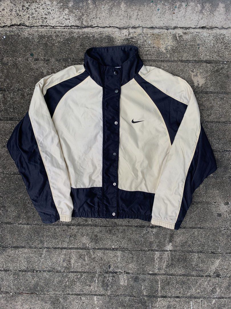 VINTAGE NIKE JACKET (Category: Activewear) located in Mabalacat. Submitted by makithrift30 (Listing ID 1468565281, Image 1). Description: DIMES: 25x25 CONDITION: 9.5/10 COLOR RATE: 9/10 ISSUE: MISSSING 3 BOTTON AND STAIN BUT STILL WEARABLE AND THE CONDITION IS STILL GREAT FOR A VINTAGE PIECE.