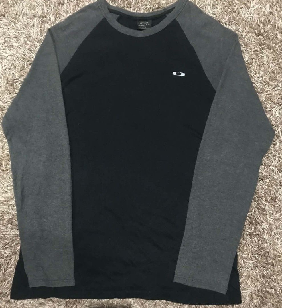VINTAGE OAKLEY FA12 RAGLAN TEE (Category: Tshirts & Polo Shirts ) located in Kitcharao. Submitted by ialyga08 (Listing ID 1468674243, Image 1). Description: Size: Large on tag Dimes: 19x29 Sleeves: 30 No issue Complete tags.