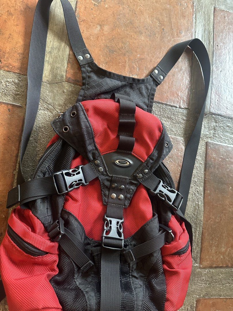 Vintage Oakley Icon 1.0 Mini Backpack (Category: Backpacks) located in Baguio. Submitted by thriftowen (Listing ID 1468604496, Image 3). Description: .