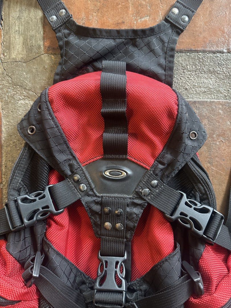 Vintage Oakley Icon 1.0 Mini Backpack (Category: Backpacks) located in Baguio. Submitted by thriftowen (Listing ID 1468604496, Image 1). Description: .