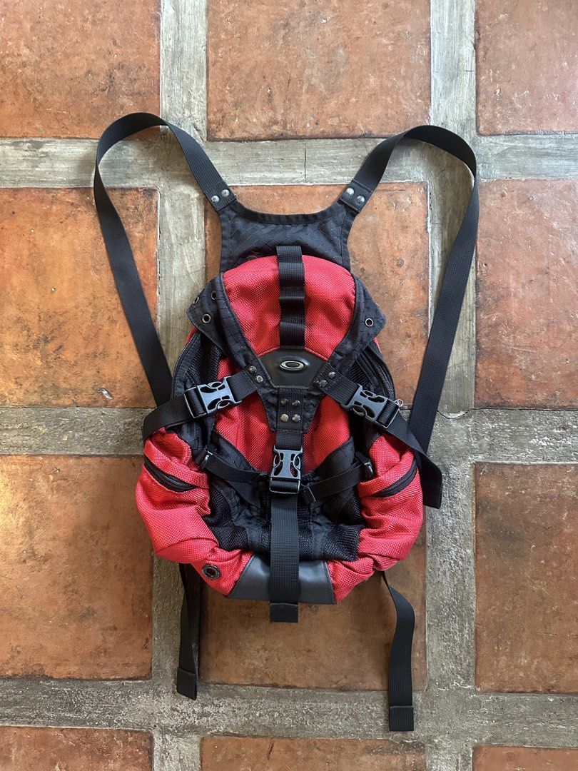 Vintage Oakley Icon 1.0 Mini Backpack (Category: Backpacks) located in Baguio. Submitted by thriftowen (Listing ID 1468604496, Image 2). Description: .