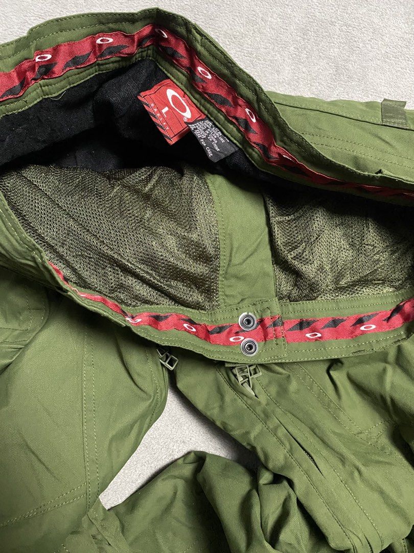 Vintage Oakley Technical Gorpcore Pants (Category: Jeans) located in Iloilo. Submitted by anything_goesph (Listing ID 1468638125, Image 3). Description: 34 waist 43.5 inch lenght 11 inch hem 14.5 inch thigh see photos for details.