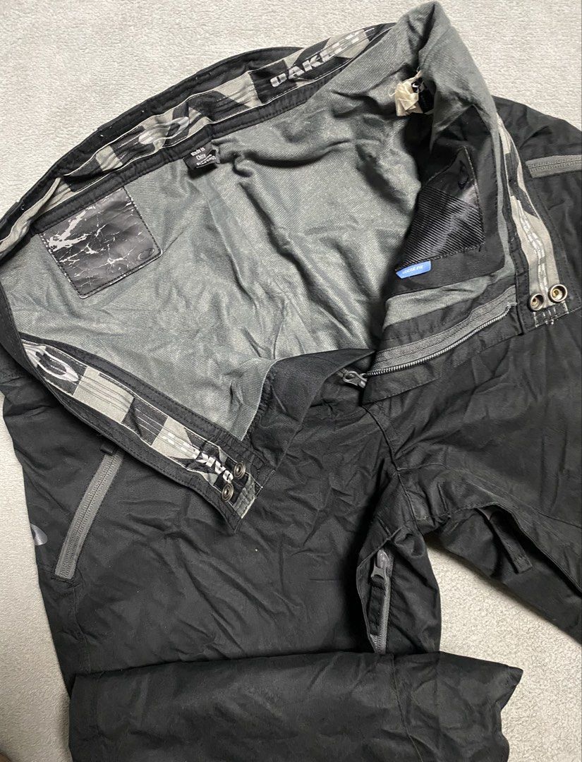 Vintage Oakley Technical Gorpcore Pants (Category: Jeans) located in Iloilo. Submitted by anything_goesph (Listing ID 1468640570, Image 3). Description: 31 waist 39 inch lenght 11-12.5 inc hem 13.5 inch thigh see photos for details.