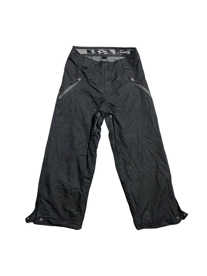 Vintage Oakley Technical Gorpcore Pants (Category: Jeans) located in Iloilo. Submitted by anything_goesph (Listing ID 1468640570, Image 1). Description: 31 waist 39 inch lenght 11-12.5 inc hem 13.5 inch thigh see photos for details.