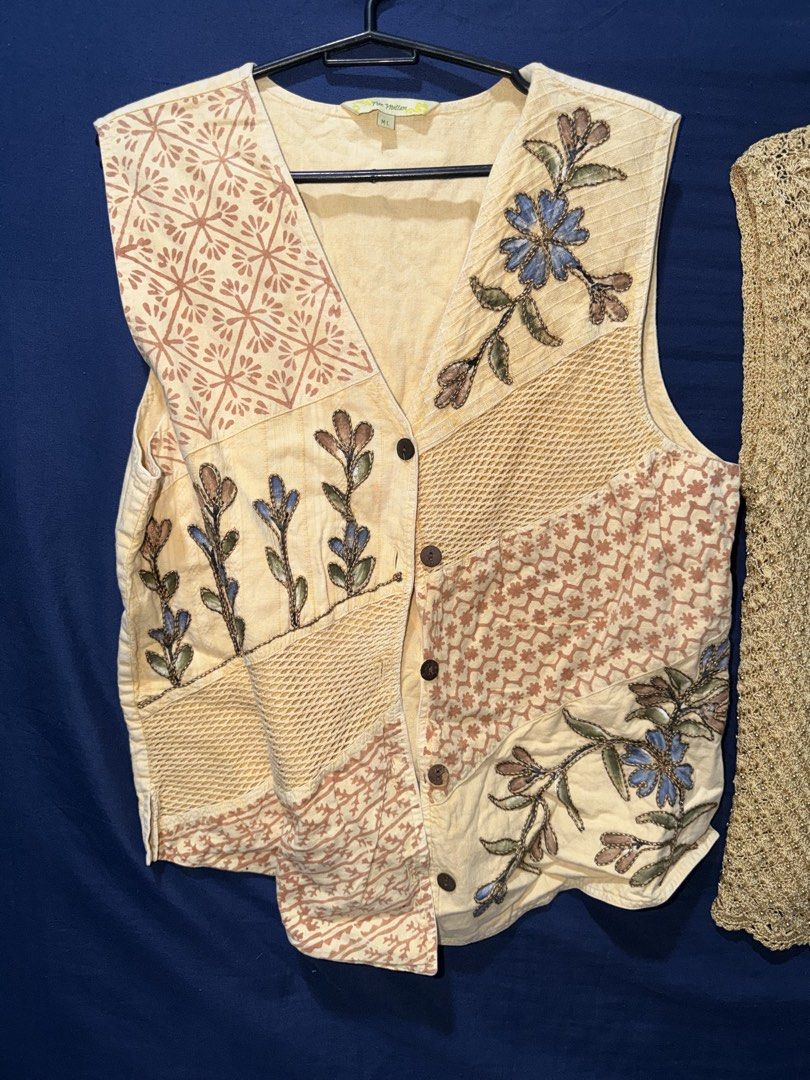 Vintage tops (Category: Sleeveless) located in Pasay City. Submitted by kamilush (Listing ID 1468601062, Image 3). Description: 200 150 120 150.