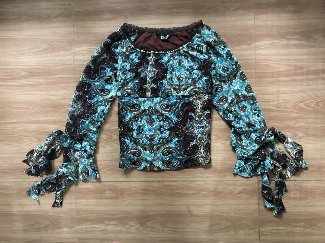 Vintage Y2k Tops (Category: Others Tops) located in Cebu City. Submitted by whytruekoy (Listing ID 1468581842, Image 1). Description: Vintage Y2k Tops Small - Med Excellent.