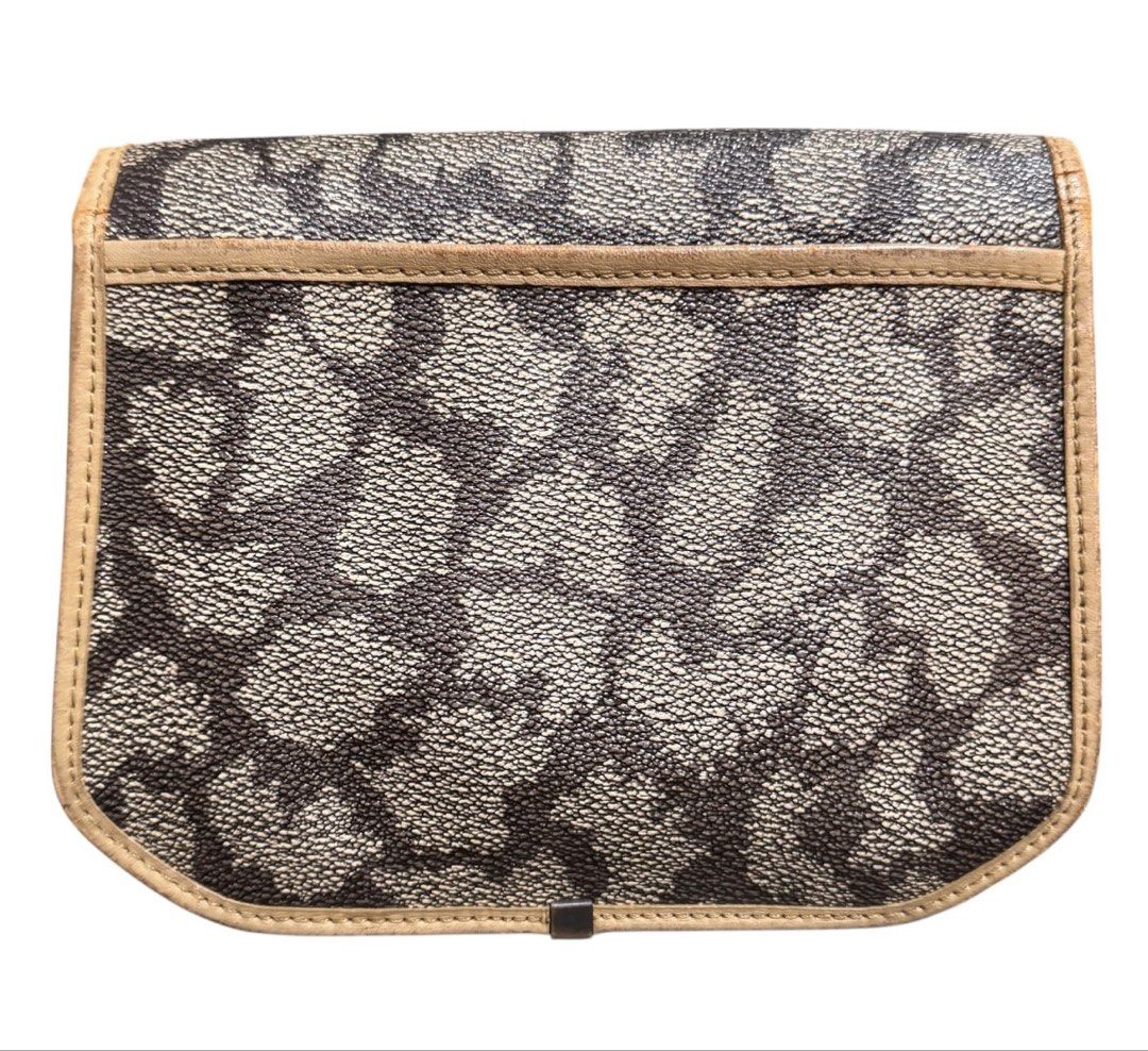 Vintage YSL Clutch Multi Compartment (Category: Clutches) located in Baguio. Submitted by pwz-eshop (Listing ID 1468561844, Image 2). Description: • Up for Grabs!! • Guaranteed Authentic!! • Flaws: Rubs on leather trims. (please see photos) • BRAND: Yves Saint Laurent. • DIMENSIONS: length 7.5", height 5.75", width 2", handle drop: -". • SERIAL NUMBER: None. • COUNTRY OF ORIGIN: Undetermined. • MATERIAL: Leather. • COLOR: Beige, taupe. • Lining: 
