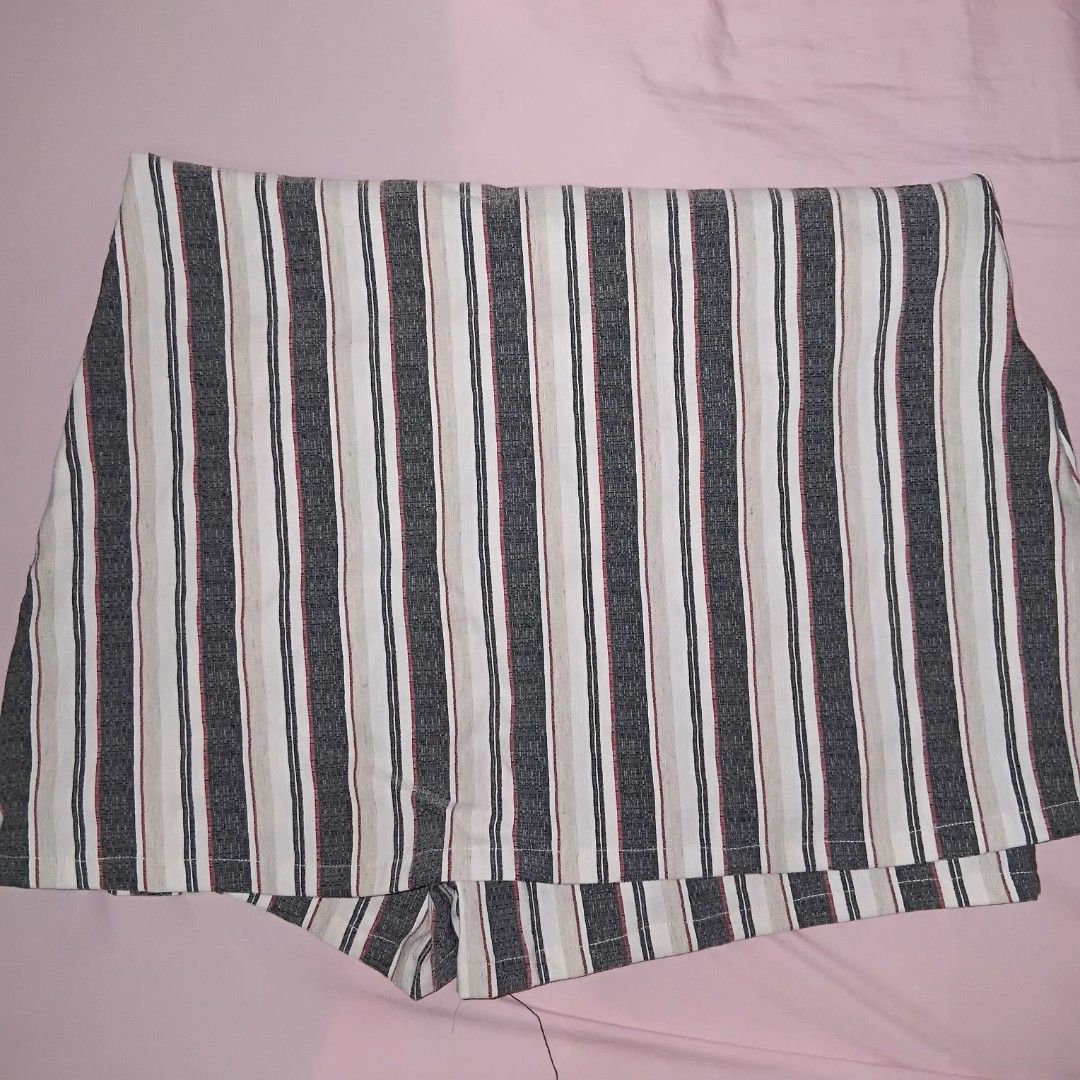 VITENAM SKORT stripes (XL) (Category: Shorts) located in Manila. Submitted by twentyfifthbymaria (Listing ID 1468506050, Image 1). Description: decluttering! lost weight hindi ko na masuot:<.