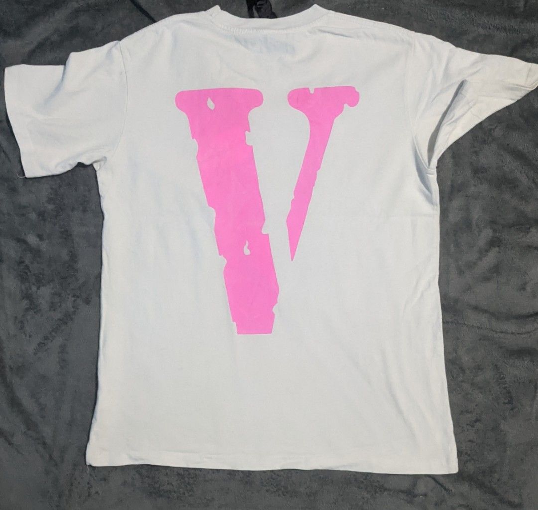 Vlone Pink Logo (Category: Tshirts & Polo Shirts ) located in San Ildefonso. Submitted by tripniberto (Listing ID 1468673193, Image 1). Description: Vlone Dimes:20.27.5 Issue: Need wash, dot stains, namumuti yung black print Color Rate: 9/10(or better) (lighting may affect the color on images) MOP: gcash MOD: j&t(+sf) NO RUSH SHIPPING!!! (3-5days Ship out!) please manage your expectations this is ukay items PM if interested 📩 Bulacan 📍.