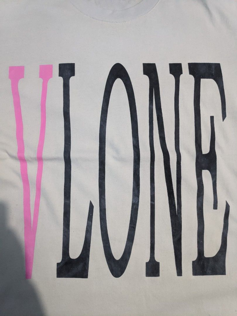 Vlone Pink Logo (Category: Tshirts & Polo Shirts ) located in San Ildefonso. Submitted by tripniberto (Listing ID 1468673193, Image 3). Description: Vlone Dimes:20.27.5 Issue: Need wash, dot stains, namumuti yung black print Color Rate: 9/10(or better) (lighting may affect the color on images) MOP: gcash MOD: j&t(+sf) NO RUSH SHIPPING!!! (3-5days Ship out!) please manage your expectations this is ukay items PM if interested 📩 Bulacan 📍.
