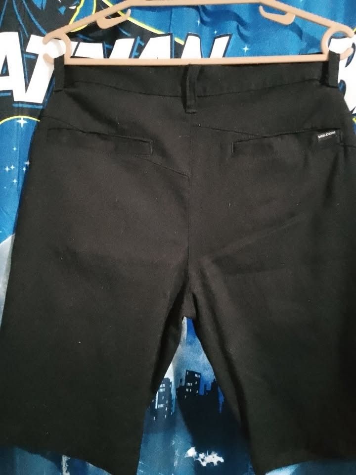 Volcom Black Chino Shorts (Category: Shorts) located in Manila. Submitted by tonycess16 (Listing ID 1468525438, Image 2). Description: - Brand: Volcom - Color: Classic Black - Fit: Standard fit, versatile for daily wear or skating - Closure: Front button closure with belt loops - Pockets: 2 side slip pockets and 2 back welt pockets - Quality: Clean fabric and solid stitching.