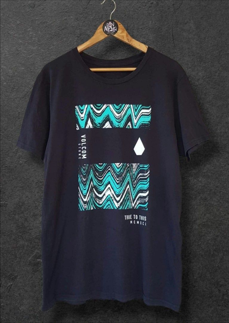 VOLCOM STONE Printed Graphic Tee (Category: Tshirts & Polo Shirts ) located in Pagbilao. Submitted by donalfonsoskatesurf (Listing ID 1468656688, Image 2). Description: 🔥NEW ARRIVE🔥 🏄‍♂️V O L C O M S T O N E🏄‍♂️ Printed Graphic Tee GOOD CONDITION SIZE: MED to LAR DIMES: W21 x L30 COL.RATE: 9.5 ISSUE: PINHOLE REPAIR WASH & WEAR PM📩 P300 + SF🛵.