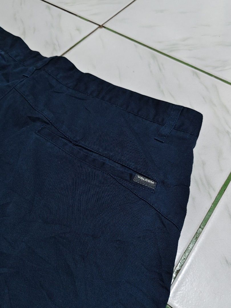 VOLCOM STONE SHORT (Category: Shorts) located in Hinigaran. Submitted by err0n (Listing ID 1468662459, Image 2). Description: VOLCOM NAVY BLUE SHORT SIZE: 36 ON TAG 23 LENGTH •EXCELLENT CONDITION NO ISSUE 📍HINIGARAN NEGROS OCCIDENTAL..