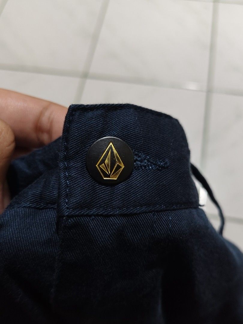 VOLCOM STONE SHORT (Category: Shorts) located in Hinigaran. Submitted by err0n (Listing ID 1468662459, Image 3). Description: VOLCOM NAVY BLUE SHORT SIZE: 36 ON TAG 23 LENGTH •EXCELLENT CONDITION NO ISSUE 📍HINIGARAN NEGROS OCCIDENTAL..