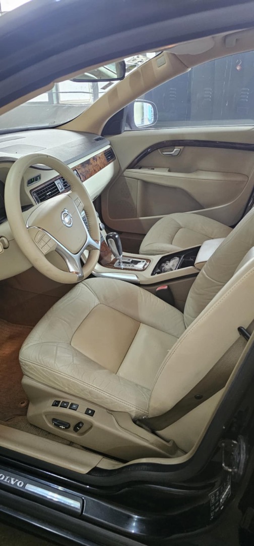 Volvo S80 2.5T (A) (Category: Used Cars) located in Caloocan City. Submitted by zoletalvic94409 (Listing ID 1468545547, Image 3). Description: Engine: 2.5L 5-Cylinder Turbo (235 HP) (T5 Engine) Mileage: 80k+ KMS Ownership: 1st Owner (Direct Seller) - Coding Car Condition: No history of Major Accident, Flood -Free. Transmission: Aisin TF-80SC (AWTF-80 SC) Vin: YV1AS6050A1130217 Exterior: Paint Wash over Interior: Ceiling Upholstery Replaced New Ba
