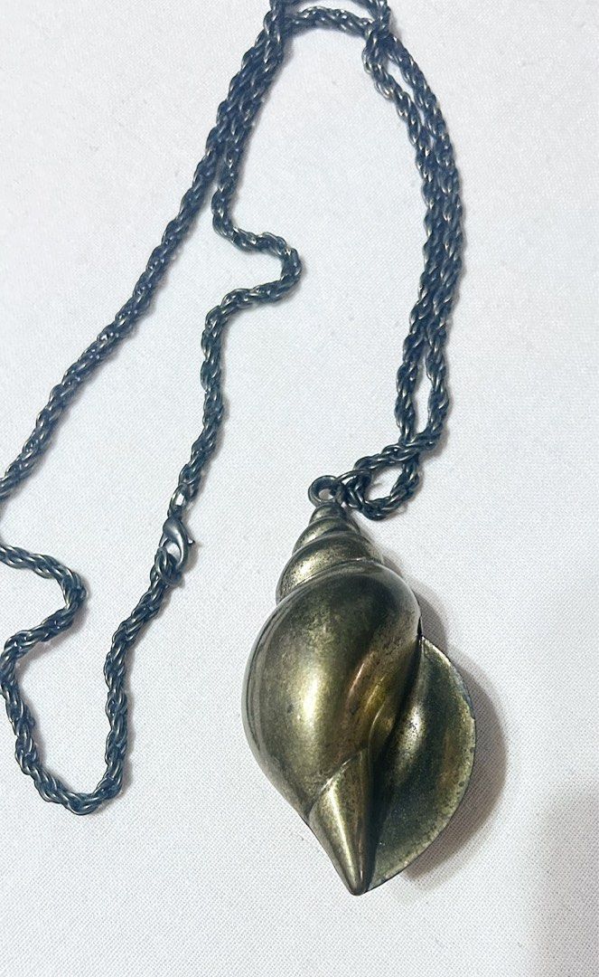 Vtg Metal Shell Pendant Necklace (Category: Necklaces) located in Makati City. Submitted by cestparfaitvintagejewelries (Listing ID 1468554343, Image 3). Description: .