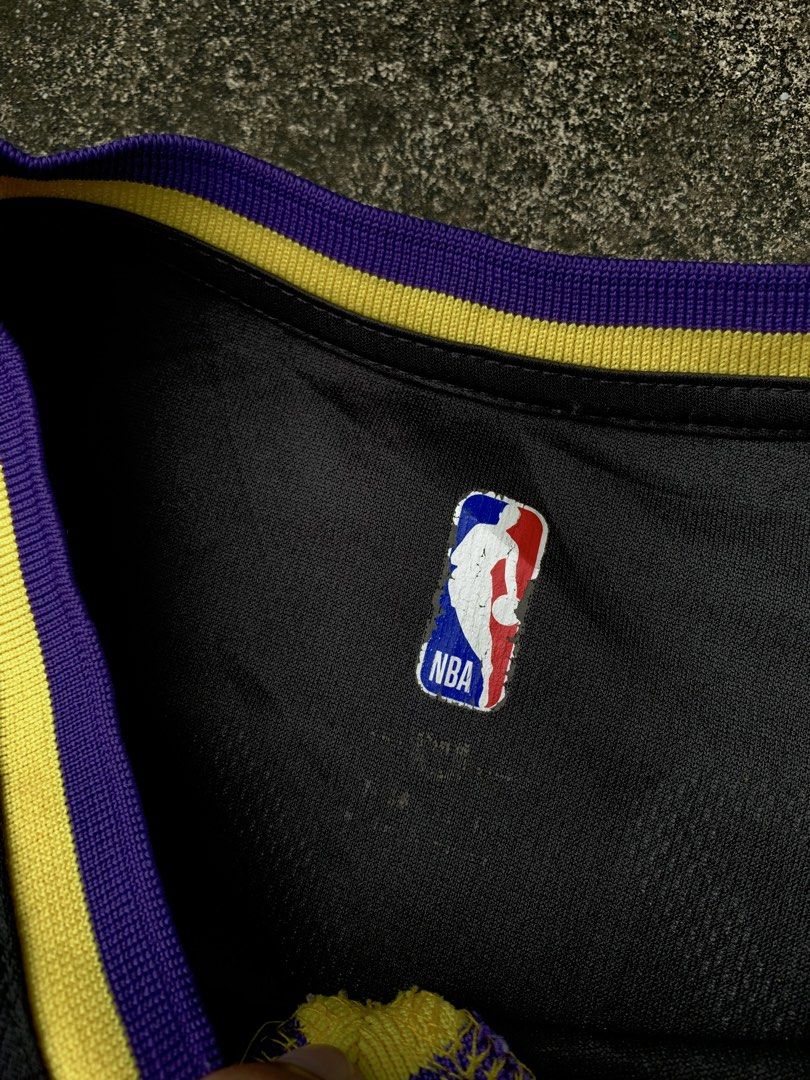 WARM UP V NECK LEBRON JERSEY 23 (Category: Activewear) located in Mabalacat. Submitted by makithrift30 (Listing ID 1468564748, Image 3). Description: DIMES: 21.5x27 CONDITION: 10/10 COLOR RATE: 10/10 ISSUE: NONE.