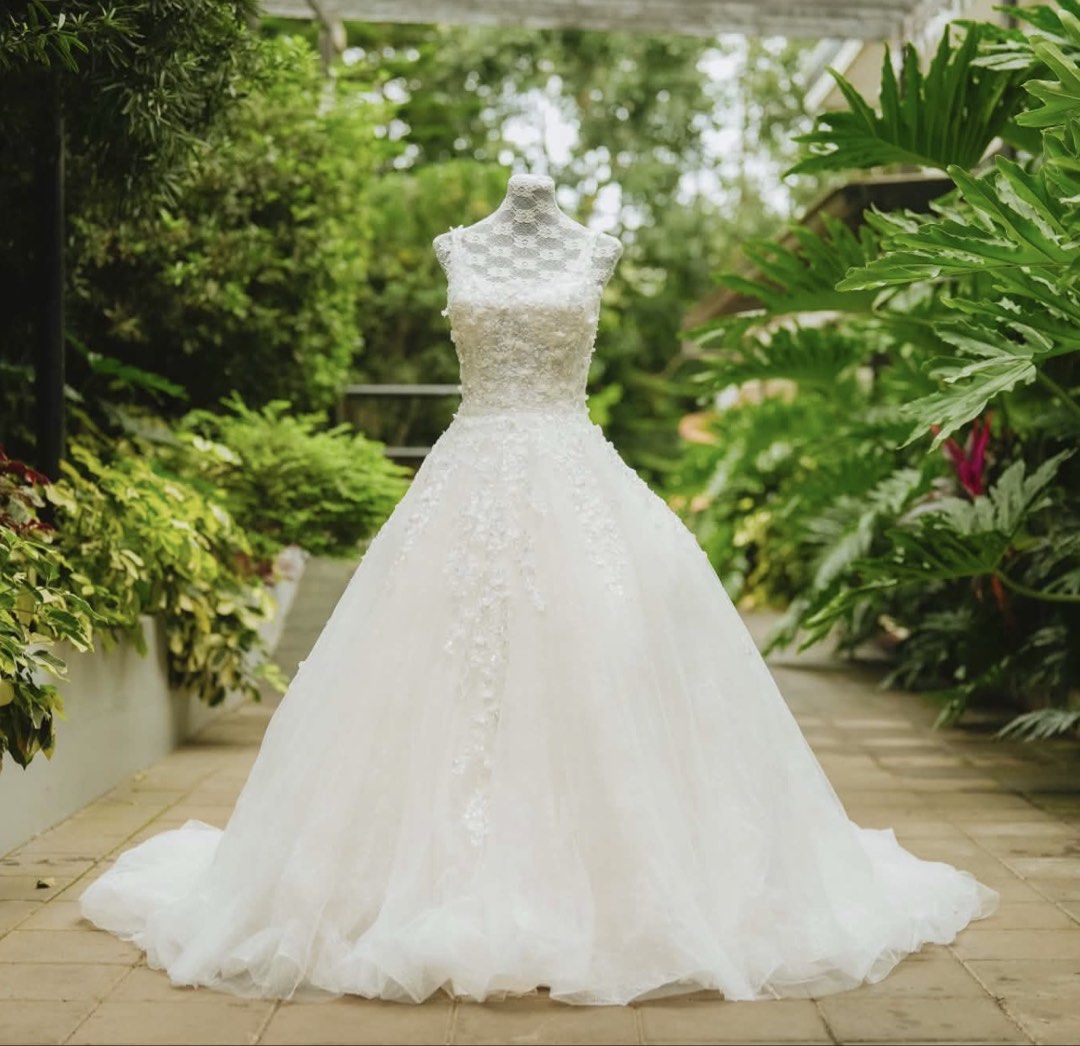 Wedding Gown by Joseph Libiran (Category: Evening dresses & gowns) located in Manila. Submitted by kimmyy_ (Listing ID 1468658525, Image 2). Description: Orig price : 38k Wedding gown made by Joseph Libiran Bridal Gown With 3 rolls peticoat ba tawag doon?? Hahaha Negotiable _ PM lang Already dryclean with box.