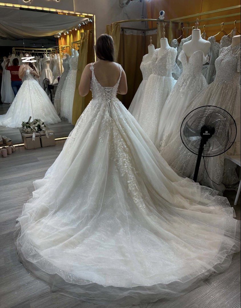 Wedding Gown by Joseph Libiran (Category: Evening dresses & gowns) located in Manila. Submitted by kimmyy_ (Listing ID 1468658525, Image 1). Description: Orig price : 38k Wedding gown made by Joseph Libiran Bridal Gown With 3 rolls peticoat ba tawag doon?? Hahaha Negotiable _ PM lang Already dryclean with box.