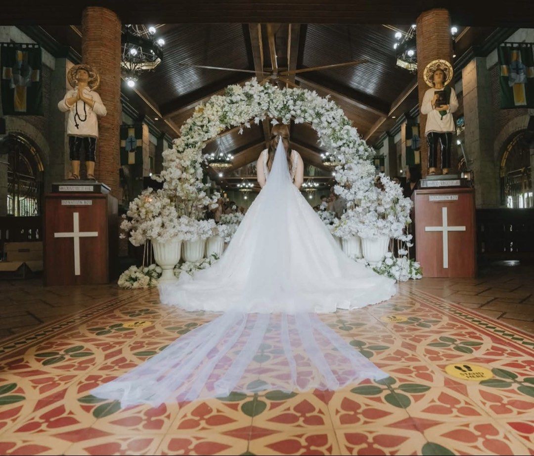 Wedding Gown by Joseph Libiran (Category: Evening dresses & gowns) located in Manila. Submitted by kimmyy_ (Listing ID 1468658525, Image 3). Description: Orig price : 38k Wedding gown made by Joseph Libiran Bridal Gown With 3 rolls peticoat ba tawag doon?? Hahaha Negotiable _ PM lang Already dryclean with box.