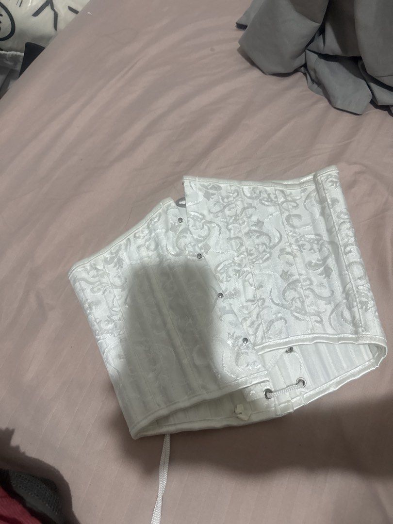 White Corset (Category: Others Tops) located in Taguig. Submitted by lexibears (Listing ID 1468589804, Image 1). Description: .