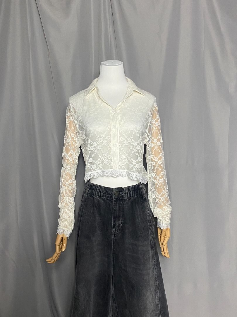 White crop lace long sleeves top (Category: Longsleeves) located in Las Pinas. Submitted by ipickyou (Listing ID 1468682147, Image 2). Description: Unwashed Condition: 10/10 𝗠𝗲𝗮𝘀𝘂𝗿𝗲𝗺𝗲𝗻𝘁𝘀 𝘄𝗵𝗲𝗻 𝗹𝗮𝗶𝗱 𝗳𝗹𝗮𝘁: -Shoulder to shoulder: 15 1/2” -Armpit to armpit: 18 1/2” -Length: 16” .