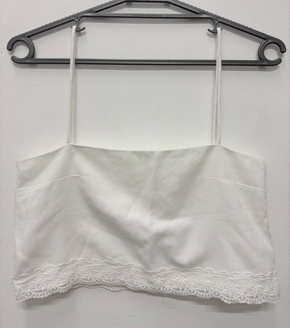 Shu Shi Jill Top (Category: Sleeveless) located in Pasig City. Submitted by lovedbygwy (Listing ID 1468586229, Image 1). Description: - Shu Shi Jill Top - White - Size - small.