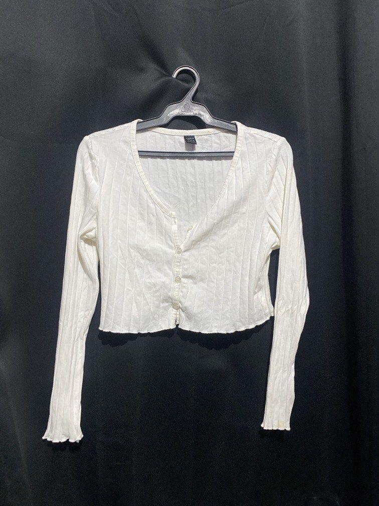 White Cute Long Sleeve - Croptop (Category: Longsleeves) located in Paranaque City. Submitted by things.jesspreloved (Listing ID 1468593454, Image 1). Description: .