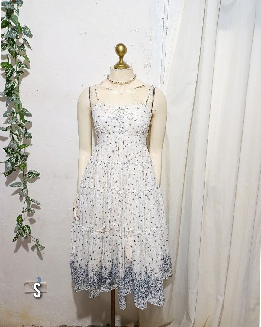 white ditsy summer dress (Category: Dresses) located in Pateros City. Submitted by amj_amj (Listing ID 1468628419, Image 1). Description: .