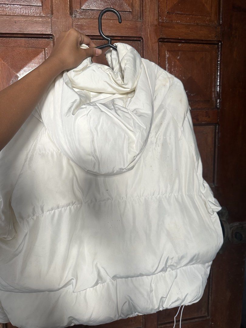 White Puffer Jacket with Hood (Category: Coats, Jackets and Outerwear) located in Manila. Submitted by felgen (Listing ID 1468565308, Image 3). Description: May stains. used this in japan very good. Declutter laki ng space .