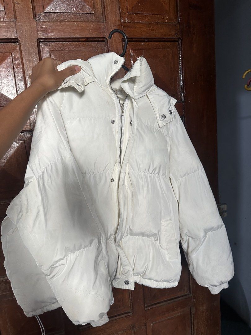 White Puffer Jacket with Hood (Category: Coats, Jackets and Outerwear) located in Manila. Submitted by felgen (Listing ID 1468565308, Image 1). Description: May stains. used this in japan very good. Declutter laki ng space .