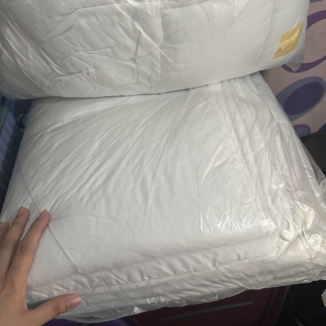 White Quilted Comforter and Bedding Set (Category: Bedding & Towels) located in Kawit. Submitted by wevibevintage (Listing ID 1468515800, Image 3). Description: Twin size Mixed sizes Marami po to. Diko na binilang.