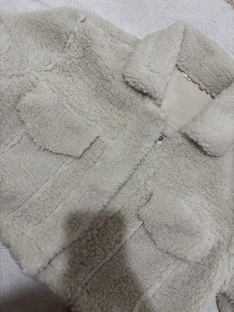 White Winter Jacket (Category: Coats, Jackets and Outerwear) located in Caloocan City. Submitted by chleeo.lscn (Listing ID 1468569466, Image 2). Description: .