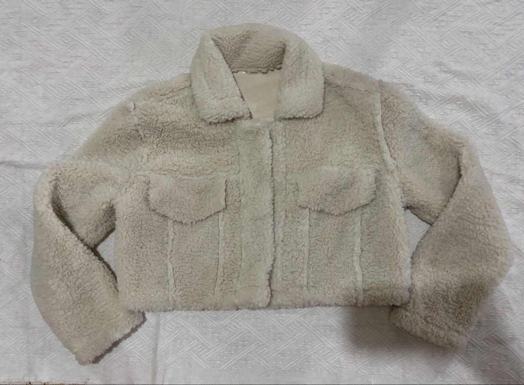 White Winter Jacket (Category: Coats, Jackets and Outerwear) located in Caloocan City. Submitted by chleeo.lscn (Listing ID 1468569466, Image 1). Description: .