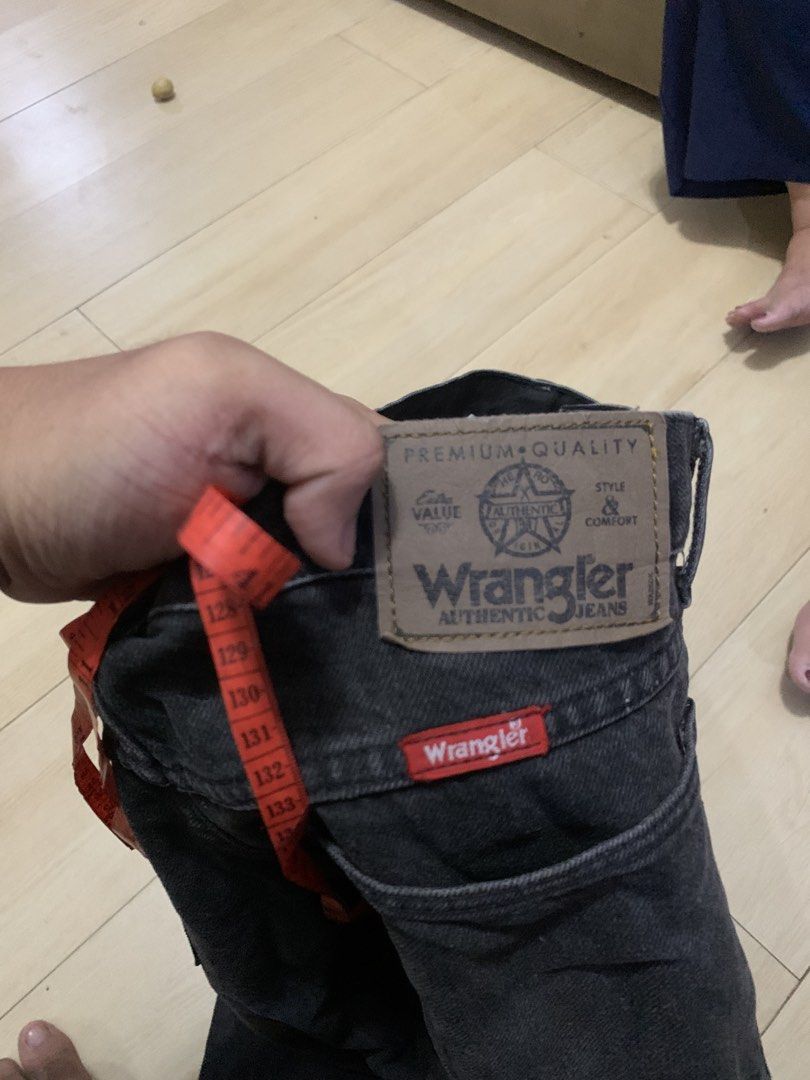 Wrangler Black Denim Jeans (Category: Jeans) located in Manila. Submitted by thrifty111 (Listing ID 1468643239, Image 3). Description: - Authentic Wrangler jeans in faded black denim - Classic 5-pocket design with button fly and belt loops - Straight-leg cut for easy, everyday casual styling - Iconic leather brand patch and small red logo tag - size 32 length 40 leg opening 8 .