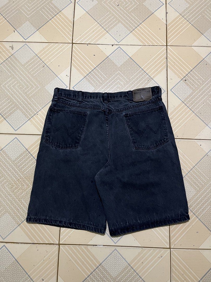 Wrangler rugged wear Jorts ✨ (Category: Shorts) located in San Jose. Submitted by thriftfindsarchive (Listing ID 1468650425, Image 2). Description: Wrangler Rugged swear ✨ - Hard denim -Dark grey - No issue - W 34 - L 20 - T 14 - H 11 - fave 🫧.