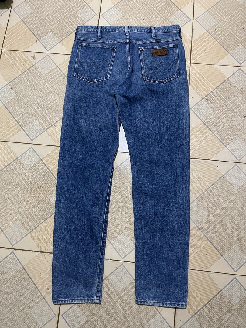 Wrangler straight pants ✨ (Category: Jeans) located in San Jose. Submitted by thriftfindsarchive (Listing ID 1468650847, Image 2). Description: Wrangler straight cut pants ✨ - Hard denim - Dark blue -Issue minimal sign of usage - W 34 - L 42 -T 13 -H 7 -fave 🫧.