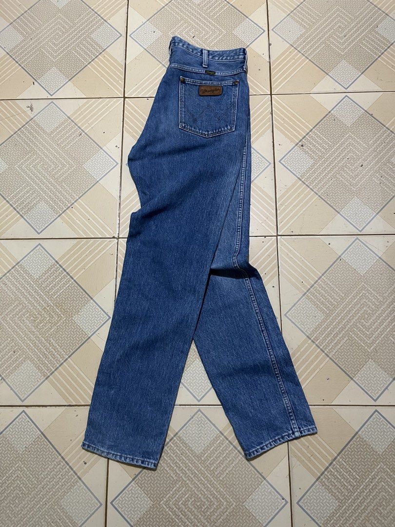 Wrangler straight pants ✨ (Category: Jeans) located in San Jose. Submitted by thriftfindsarchive (Listing ID 1468650847, Image 1). Description: Wrangler straight cut pants ✨ - Hard denim - Dark blue -Issue minimal sign of usage - W 34 - L 42 -T 13 -H 7 -fave 🫧.