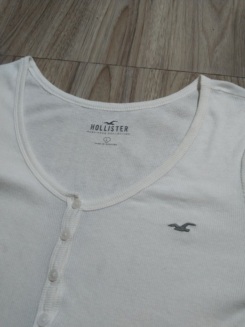 Wts! Hollister tops (Category: Shirts) located in Manila. Submitted by flyuhhh_hhz (Listing ID 1468556736, Image 3). Description: wts Hollister tops size large on tag.