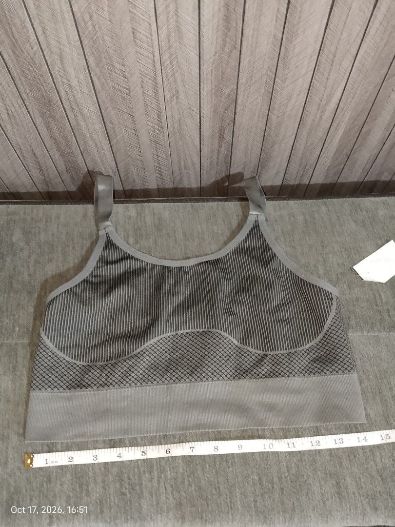 XL GREY/BLACK SPORTS BRA (Category: Undergarments & Loungewear) located in Manila. Submitted by truecrystal-1407 (Listing ID 1468582005, Image 1). Description: no pads.