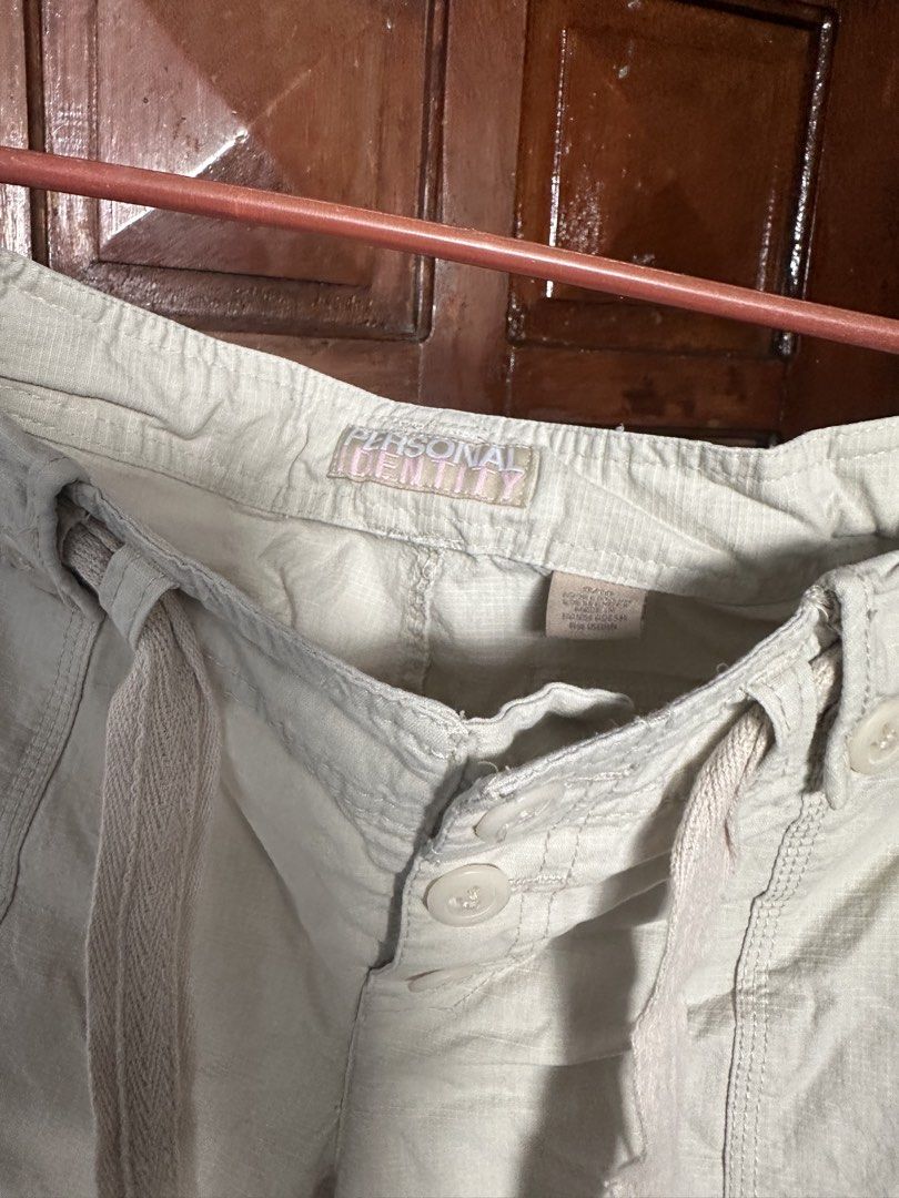 Y2k low waist cargo pants (Category: Other Bottoms) located in Manila. Submitted by felgen (Listing ID 1468566496, Image 3). Description: Cute pero big .