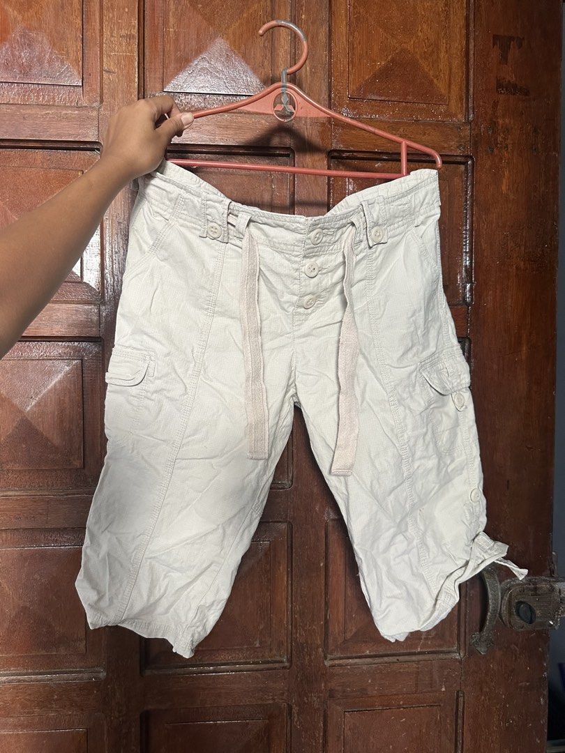 Y2k low waist cargo pants (Category: Other Bottoms) located in Manila. Submitted by felgen (Listing ID 1468566496, Image 1). Description: Cute pero big .