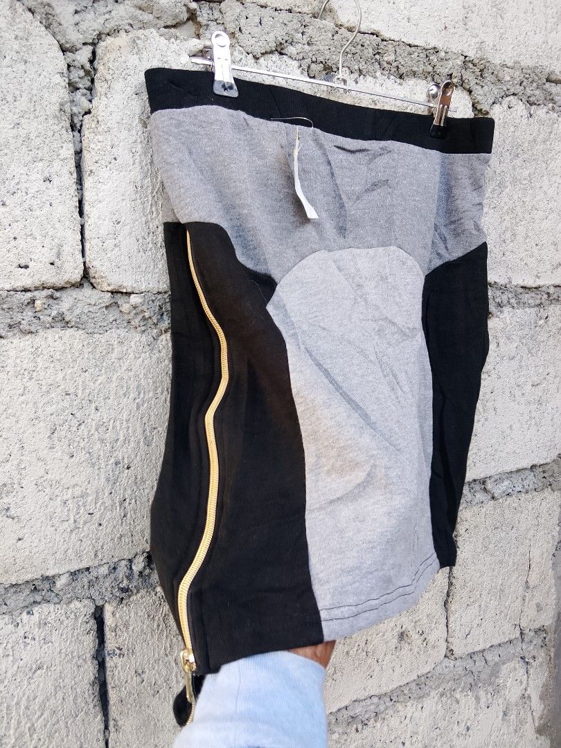 Y2k phat farm skirt (Category: Skirts) located in Bayombong. Submitted by jeffreybee (Listing ID 1468661970, Image 3). Description: GOOD AS BRAND NEW 26 stretch to 31 Waistline 16.5 front length 18 back length.