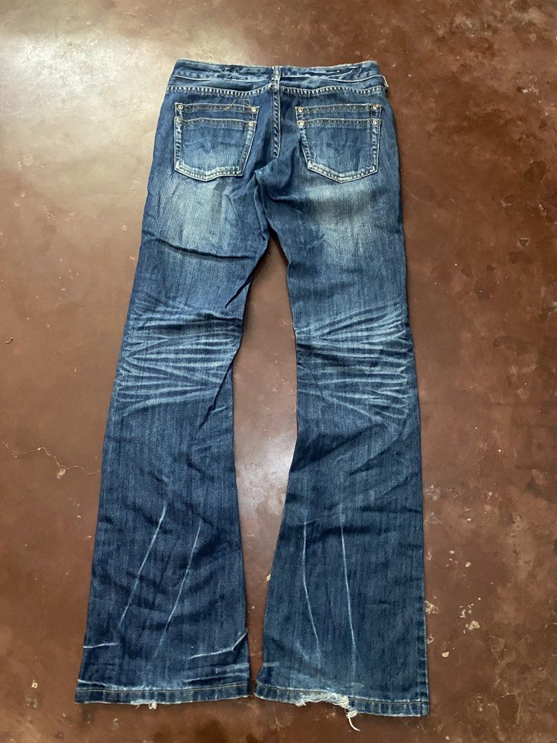 Y2k Premium Rare~Wash Flare (Category: Jeans) located in Malita. Submitted by ronnyboi (Listing ID 1468644182, Image 3). Description: W:29 L:40 T:10 H:8.5 Mine:500.