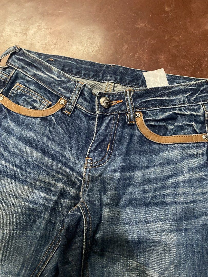 Y2k Premium Rare~Wash Flare (Category: Jeans) located in Malita. Submitted by ronnyboi (Listing ID 1468644182, Image 2). Description: W:29 L:40 T:10 H:8.5 Mine:500.