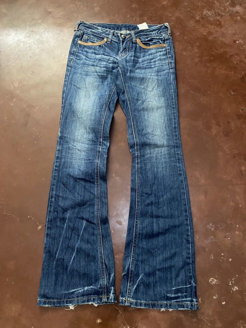 Y2k Premium Rare~Wash Flare (Category: Jeans) located in Malita. Submitted by ronnyboi (Listing ID 1468644182, Image 1). Description: W:29 L:40 T:10 H:8.5 Mine:500.