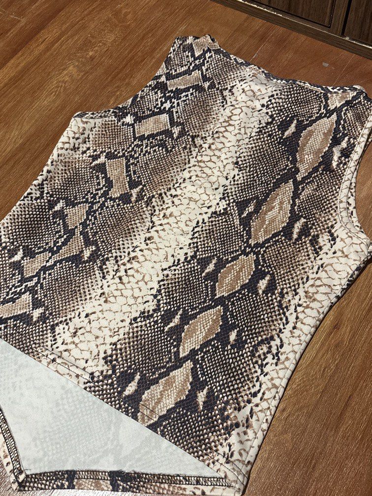y2k snake print sleeveless top (Category: Sleeveless) located in Manila. Submitted by puebleu (Listing ID 1468613072, Image 2). Description: snake print cheetah print leopard print sleeveless top y2k baddie korean taylor swift .