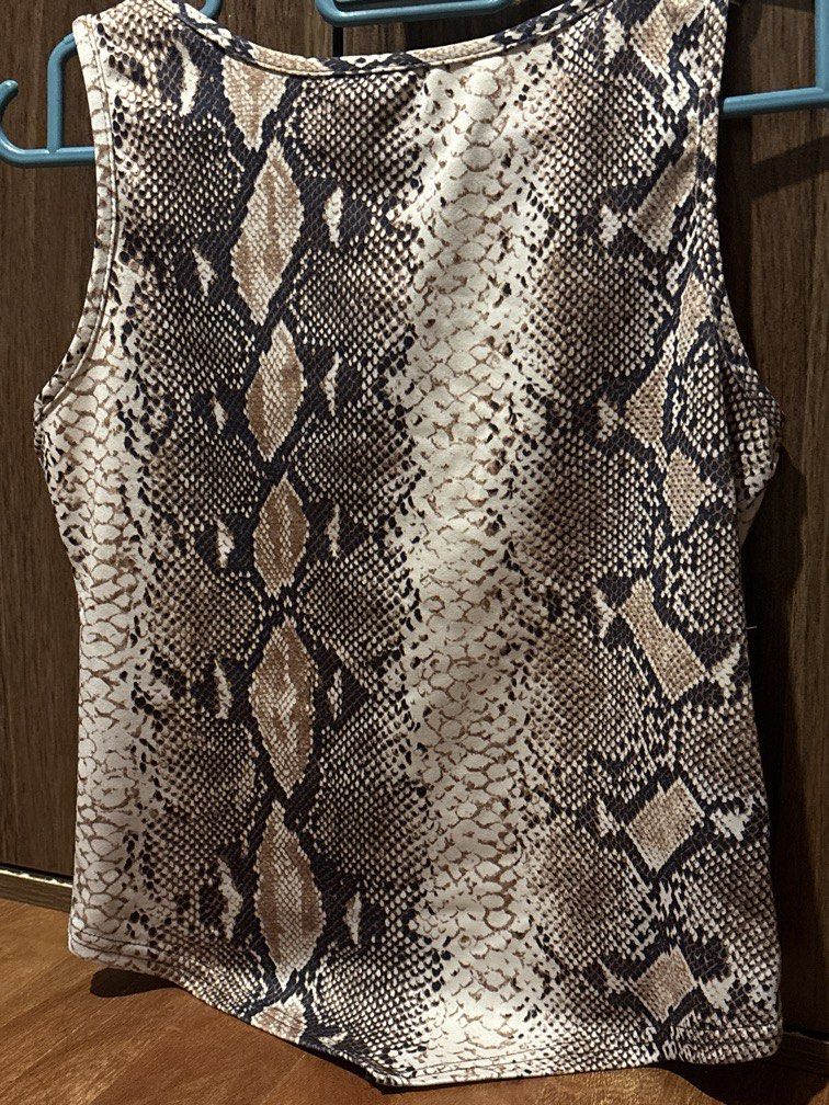 y2k snake print sleeveless top (Category: Sleeveless) located in Manila. Submitted by puebleu (Listing ID 1468613072, Image 3). Description: snake print cheetah print leopard print sleeveless top y2k baddie korean taylor swift .